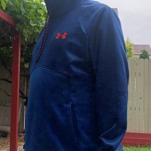 *Like New* Under Armour dark blue hoody w/ pattern